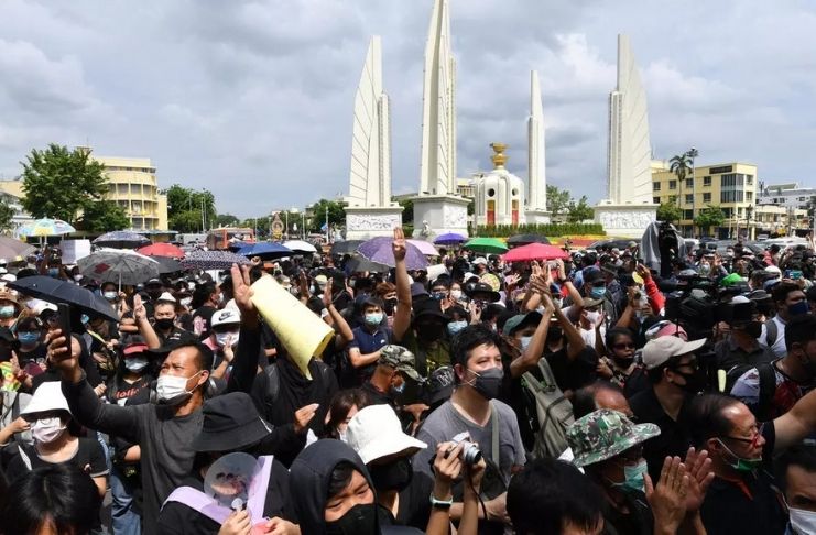 Tailandeses protestam e exigem o fim da monarquia