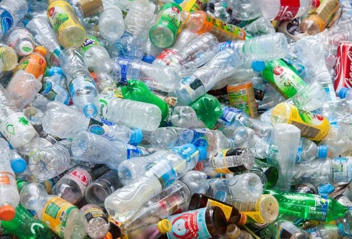 Preparar, errar, repetir: grandes marcas e metas de reciclagem de plástico