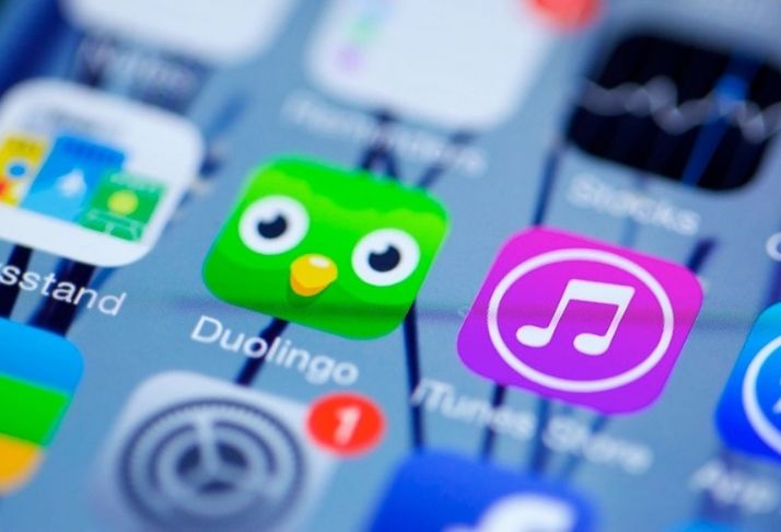 Podcast bilíngue do Duolingo entrete usuários enquanto aprendem espanhol