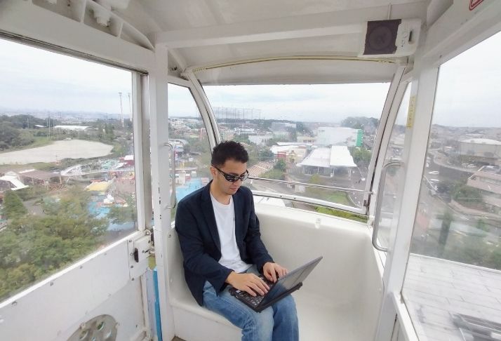Parque temático no Japão permite que visitantes trabalhem em roda gigante