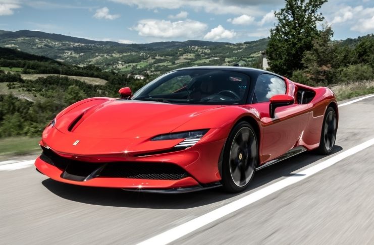 Ferrari declara que não vai ser 100% elétrica, enquanto carro híbrido lidera ranking