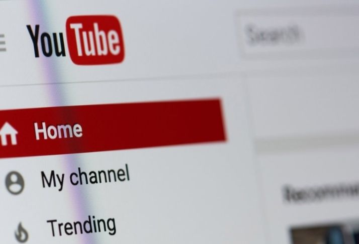 YouTube coloca anúncios em canais não monetizados, mas não paga criadores
