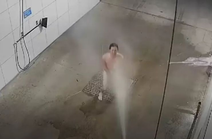 Homem nu toma banho em lava-jato na Austrália 1