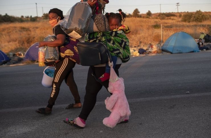 Milhares dormem ao ar livre depois que o campo de refugiados é incendiado na Grécia